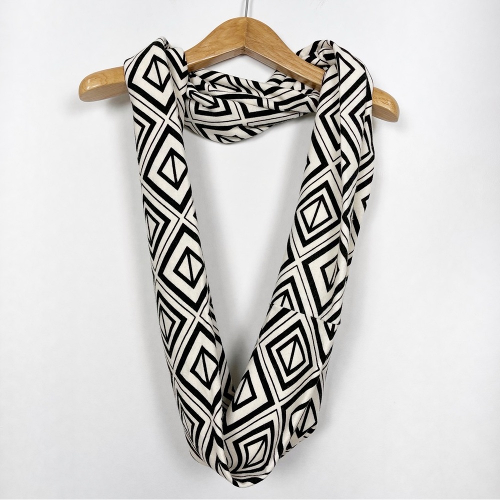 Geometric Black & Cream Knit Cashmere  Blend Circular Scarf‎